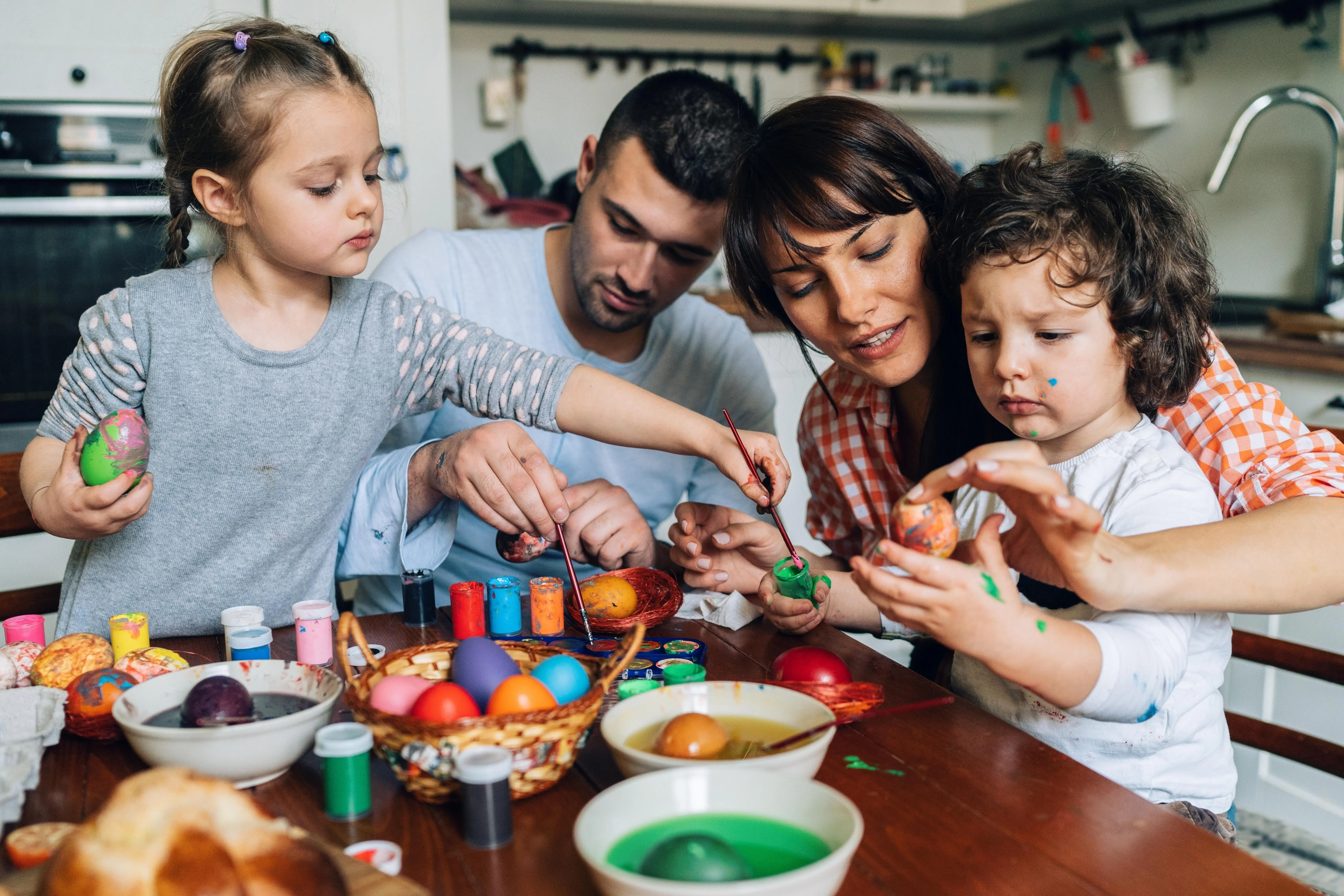 Familie verbringt gemeinsam Zeit zu Hause
